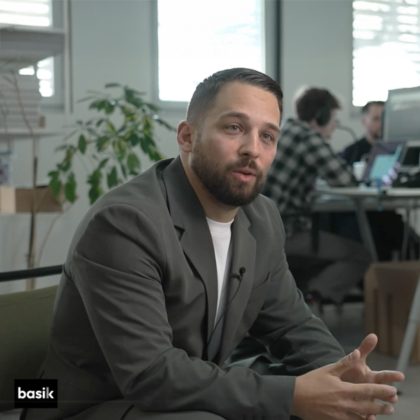 Christophe Haldi CEO d'eeproperty interrogé sur l'évolution de la buanderie connectée dans nos immeubles pour l'émission basik de la RTS